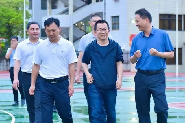 【张一鸣向家乡捐款5亿元！】2021年6月22日，字节跳动创始人张一鸣向家乡福建龙岩捐赠5亿元，成立“芳梅教育发展基金”，助力龙岩教育高质量发展