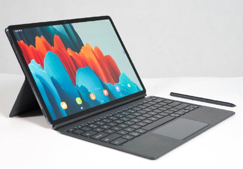 欣赏一下三星Galaxy Tab S7+搭载高通骁龙865+处理器、12.4寸的OLED 120Hz刷新率屏幕、4096级压感、还有它的S Pen配合键盘，配合大厂的品控，精致轻薄