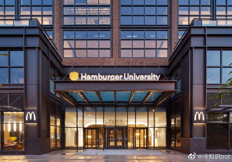 全球一共有7所麦当劳汉堡大学，分别位于芝加哥、东京、伦敦、悉尼、慕尼黑、圣保罗、上海
