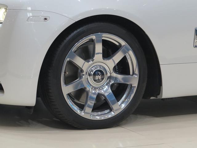 不知道你有没有注意到，街拍的劳斯莱斯照片，轮毂上的logo都是正立的因为它确实永远都是正立的劳斯莱斯在logo中加入了轴承，让其重心朝下，这样车轮在转动过程中logo会始终保持直立   #无用但有趣的冷知识不知道你有没有注意到，街拍的劳斯莱斯照片，轮毂上的logo都是正立的因为它确实永远都是正立的劳斯莱斯在logo中加入了轴承，让其重心朝下，这样车轮在转动过程中logo会始终保持直立   #无用但有趣的冷知识