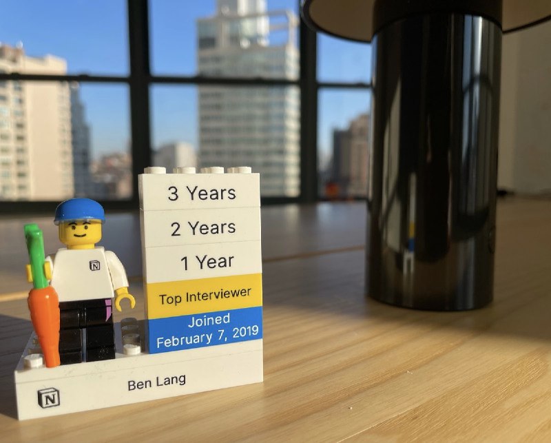 许多公司都会在员工入职和满周年的时候送出纪念礼物