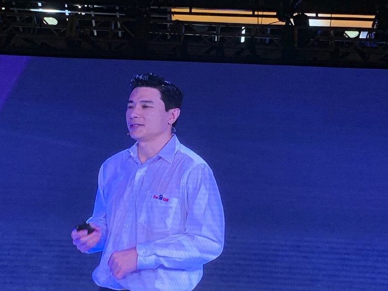 【百度AI开发者大会，李彦宏遭观众泼水】2019年百度AI开发者大会今日举行，现场李彦宏演讲开场