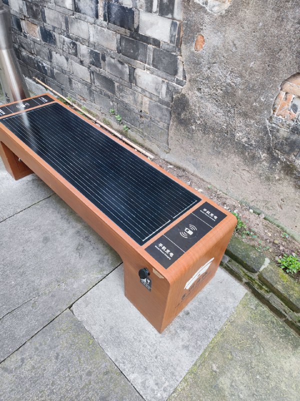 太卷了这里座椅用太阳能充电，支持手机无线充有线充居然还支持 PD 快充😯 #大产品小细节太卷了这里座椅用太阳能充电，支持手机无线充有线充居然还支持 PD 快充😯 #大产品小细节