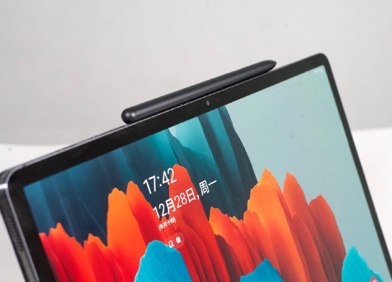 欣赏一下三星Galaxy Tab S7+搭载高通骁龙865+处理器、12.4寸的OLED 120Hz刷新率屏幕、4096级压感、还有它的S Pen配合键盘，配合大厂的品控，精致轻薄