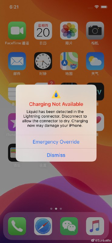 部分较新款 iPhone 在安装了 iOS 13 后，在进行有线充电前，若充电口有水，系统会弹出警告同时立即断电，除非你仍然选择「Emergency Override」继续充电