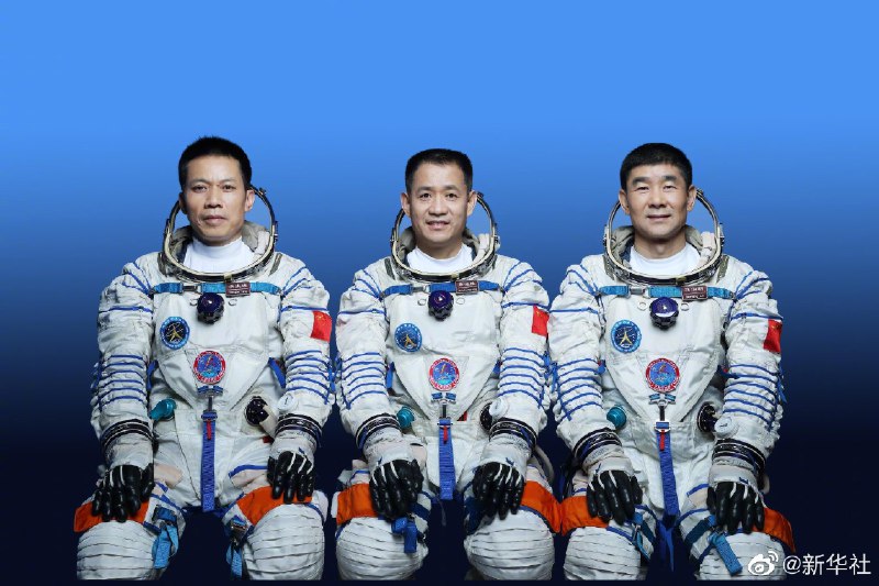 神舟十二号乘组亮相，3 名航天员将于明天上午 9 时 22 分进入太空中间为聂海胜，现年 57 岁，航天员大队大队长、特级航天员，担任本次飞行乘组指令长，曾参与「神六」和「神十」飞行任务右边为刘伯明，现年 55 岁，特级航天员，曾参与「神七」飞行任务，辅助翟志刚完成了出舱行走左边为汤洪波，现年 46 岁，二级航天员，2010 年入选为我国第二批航天员，本次为首次参加飞行任务