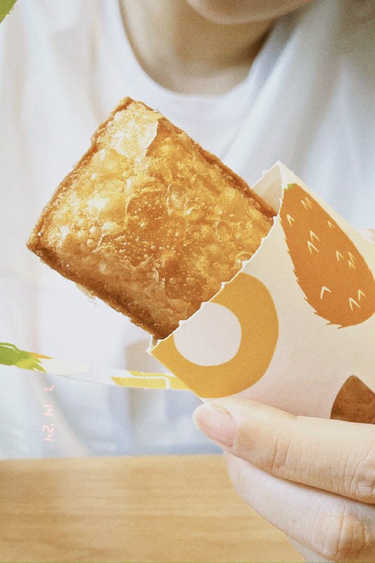 我 tnnd 现在才知道，菠萝派这个盒子可以中间撕开，而不需要从头部打开盒子倒出来吃……活到这么老的智商受到了严重鄙视