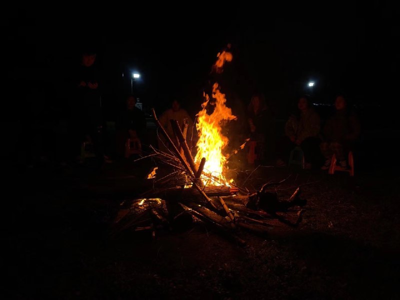 审视他人总是容易的，所以苏格拉底才会那么看重自我审视 ；也不再好奇乔布斯为什么在最后说出如果可以他愿意用全部的财富和科技换取和苏格拉底的一个下午