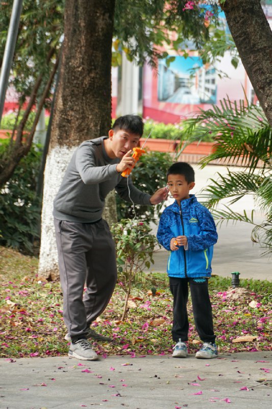 最近经常在公园看到小孩哥拿着天线跑来跑去，怪好奇的