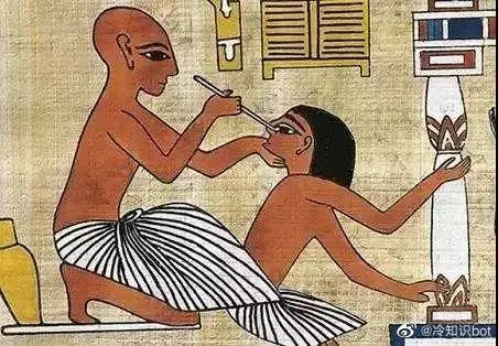 古埃及人男男女女都有剃头的习惯，“秃头”在当时被认为是美的缩影