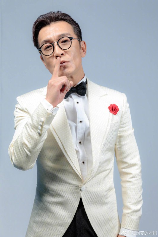 央视著名主持人李咏因癌症在美国去世 