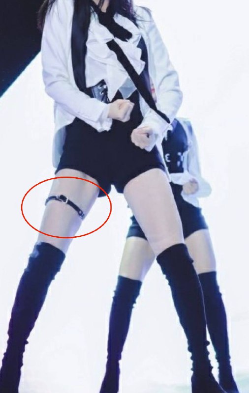 有的女团偶像跳舞的时候大腿部绑着一根带子，它起源于早期欧洲stripper(脱衣舞女郎)，这根皮带用于夹住看官们打赏的钱，钱越多也就表示自己的人气越高