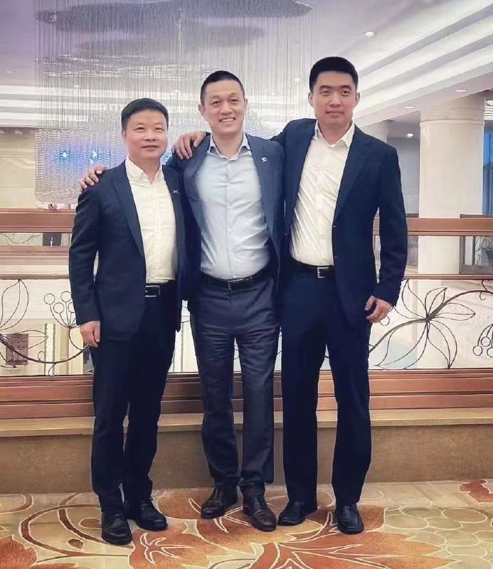 造车新势力“三哥们儿”又合影了