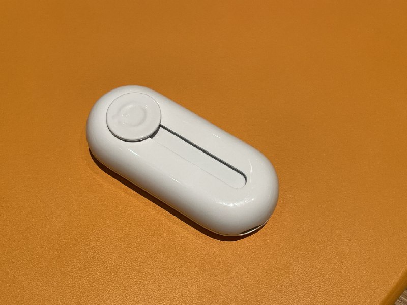 我应该是海内外第一个拿到这款「全自动牙线」产品的用户了，非常感谢 @JaredChan 的分享；我承认当我看到他坐在我对面，从口袋里拿出这个产品的时候，我惊讶了