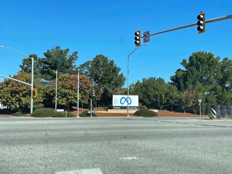 不仅公司不再叫 Facebook，小扎还干掉了 Oculus 品牌，公司原宇宙业务都统一到 Meta 名下