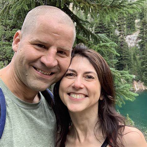 贝索斯前妻麦肯齐再婚了！贝索斯也大方的送上祝福，并为他们高兴