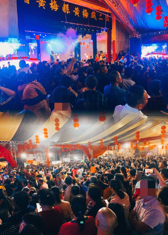 昨天是妈祖的诞辰，为什么我会记得呢？得从我老家说起，我老家其实不靠海，是潮汕地区一个小县城，这个县城其他族人都不拜妈祖，但只有我这个姓氏的人会每年举行重大仪式来祭拜这位神仙，甚至比过年还要热闹