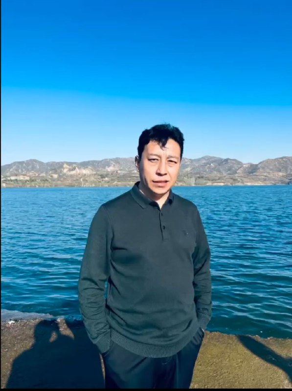 东方甄选的风波算是过去了，另一位中年大叔却开始悄悄刷屏朋友圈