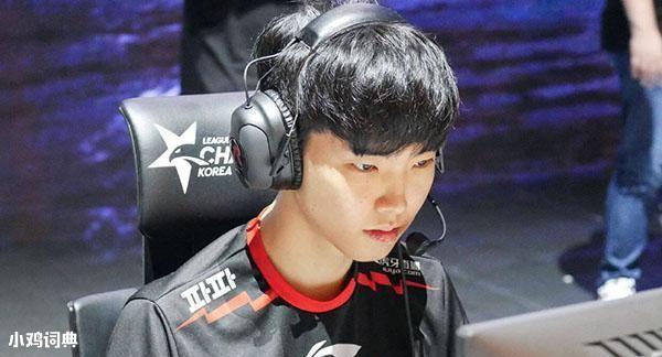 抖一中指‌​​​‌‌‌‌‌‌​‌​‌​‌‌​‌​‌‌LOL职业选手chovy，在抖音中被吹成了世界第一中单，于是被嘲讽为抖一中