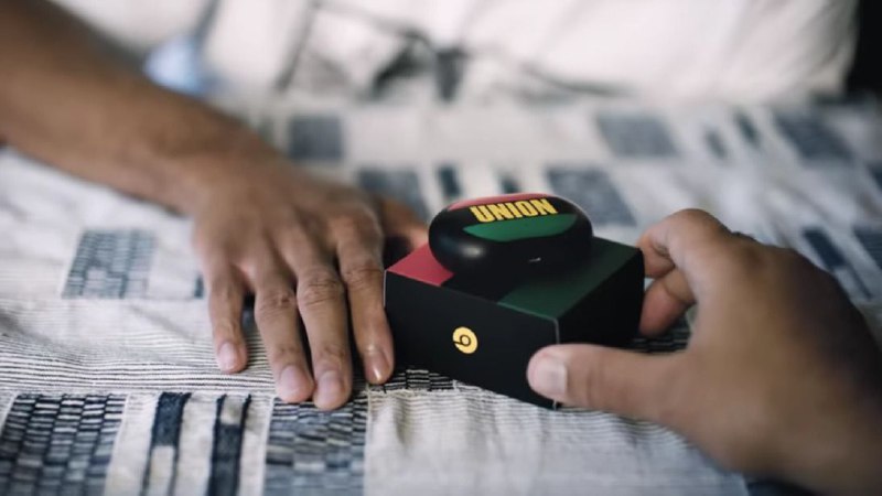 【APPSO 科技早报 - 1202】1.苹果推出限量版 Beats Studio Buds 2.微博将限时整顿低俗昵称3.苹果为 RED 项目已筹集近 2.7 亿美元4. 抖音电商测试送货上门服务5.微信支付上线「爱心餐一块捐」项目6.石墨文档发布 To B 品牌「石墨办公」7. 荣耀 60 系列手机正式发布8.12 月份 PS+会免游戏公开9.拳头称今年《英雄联盟》全明星赛将停办10. 《花样年华》4K修复版内地首映详情点击👉 