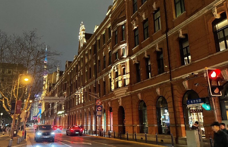 走在苏州河附近，人民邮电的楼是英商思九生洋行设计的，1924年的建筑，字是毛泽东亲笔提的