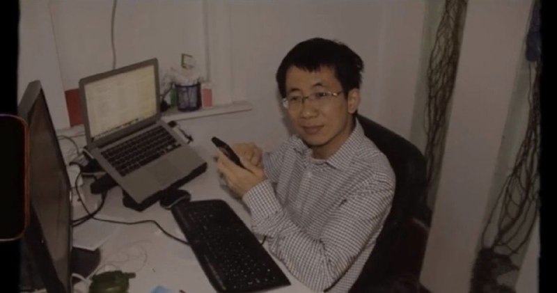 假如9年前的2012年，你去找工作，遇到这样一家公司一个老板待在这样一间办公室，你会选择入职吗？这家公司全体成员在北京海淀知春路一个叫锦秋家园的民宅里，条件非常简陋，办公室还是三居室改的，客厅、卧室分别有财务、技术开发等办公，公司的年底大聚餐就是在这间民宅里吃一顿火锅