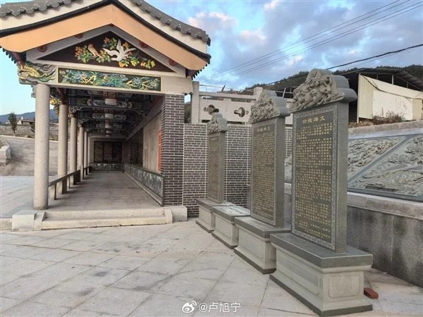 【字节跳动CEO张一鸣要求村里拆除称他为“精神偶像”的功德石碑】近日，网传字节跳动CEO张一鸣被家乡立了功德碑，引发热议，但现在这座碑已经拆除了