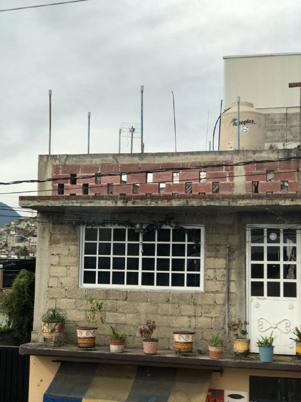 墨西哥规定盖好了房子就得给政府交税…因此大家房子盖好后都露出一些钢筋 表示自己房子没盖完 避免交钱😑via@无穷小亮   #无用但有趣的冷知识