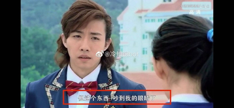 耳朵与眼睛之间确实有着微妙的联系，当噪音作用于听觉器官时，也会通过神经系统的作用波及视觉器官，使人的视力减弱，如降低人眼对光亮度的敏感程度