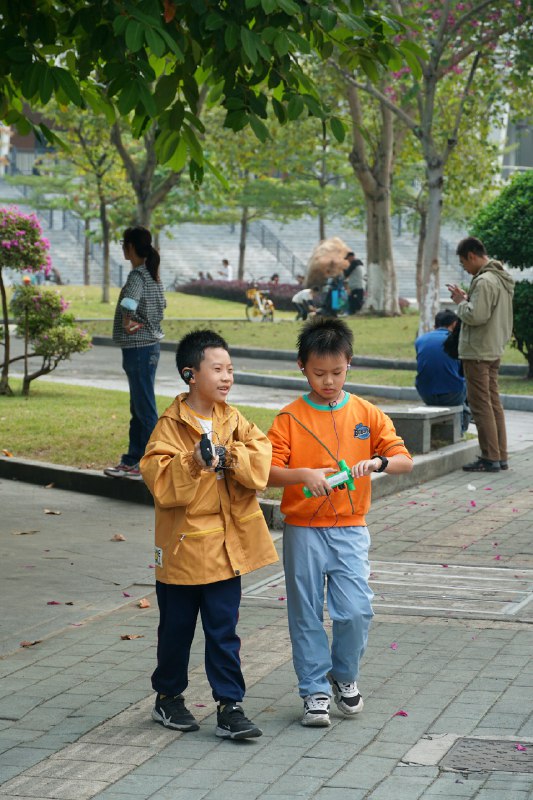 最近经常在公园看到小孩哥拿着天线跑来跑去，怪好奇的