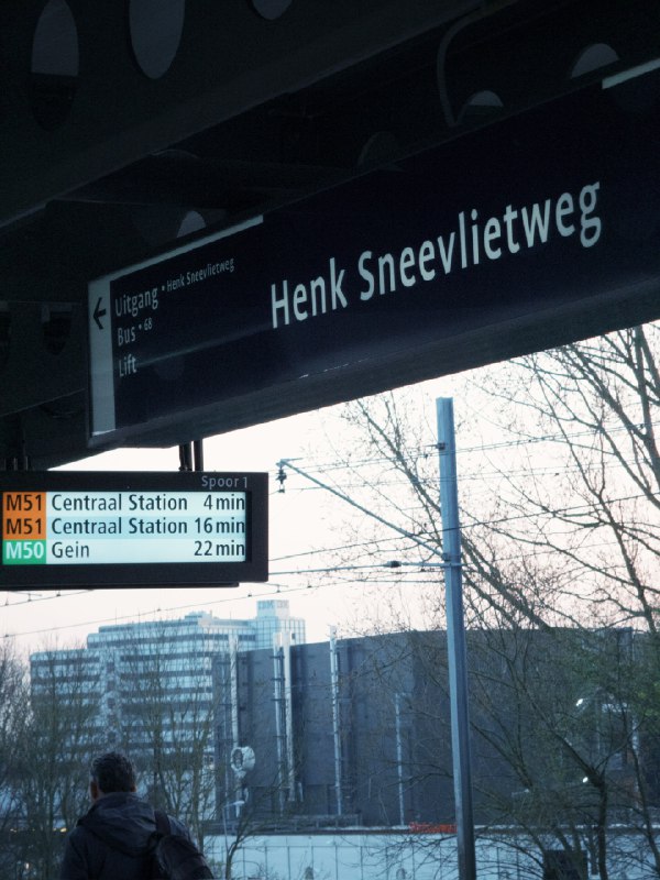 有意思的是Henk Sneevlietweg 这一站是用Henk Sneevliet本人的名字命名的