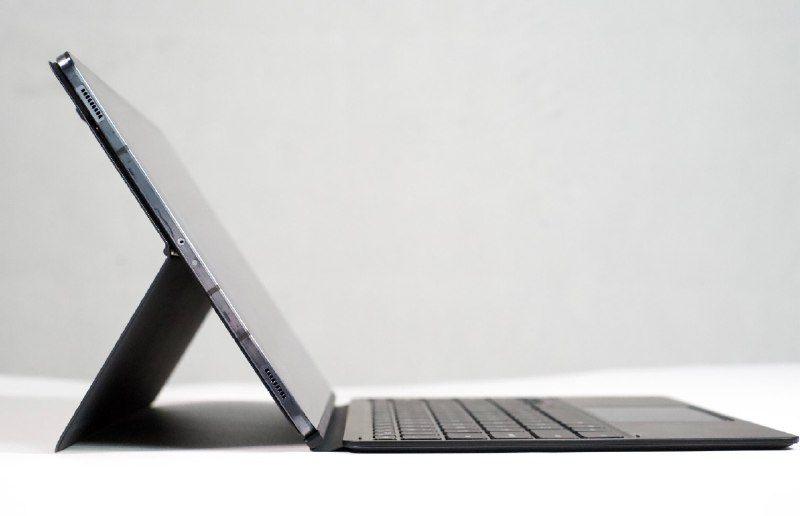 欣赏一下三星Galaxy Tab S7+搭载高通骁龙865+处理器、12.4寸的OLED 120Hz刷新率屏幕、4096级压感、还有它的S Pen配合键盘，配合大厂的品控，精致轻薄