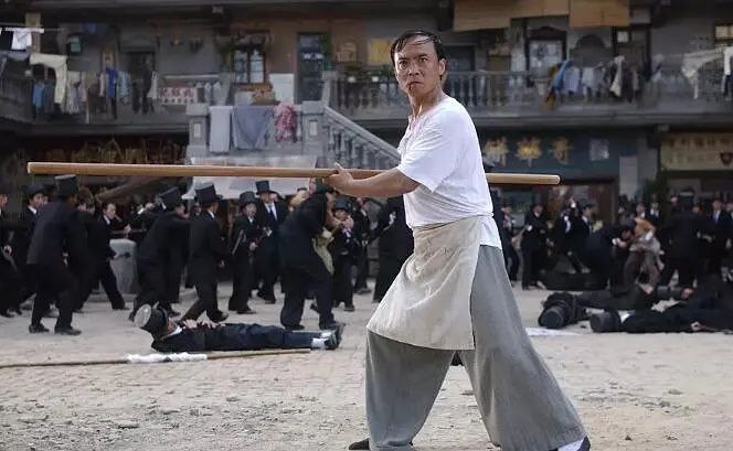 《功夫》里的油炸鬼，演员叫董志华，他的儿子是董子健，他的妻子是王京花