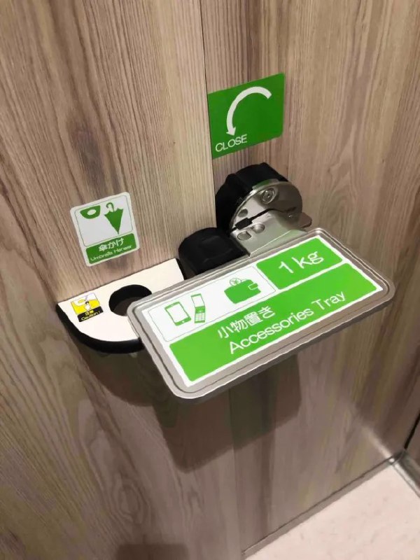 这个厕所置物架的设计太妙了！！把置物架和门锁合而为一，避免离开的时候忘记带手机！！by @启师傅今天逛动物园了吗  #大产品小细节