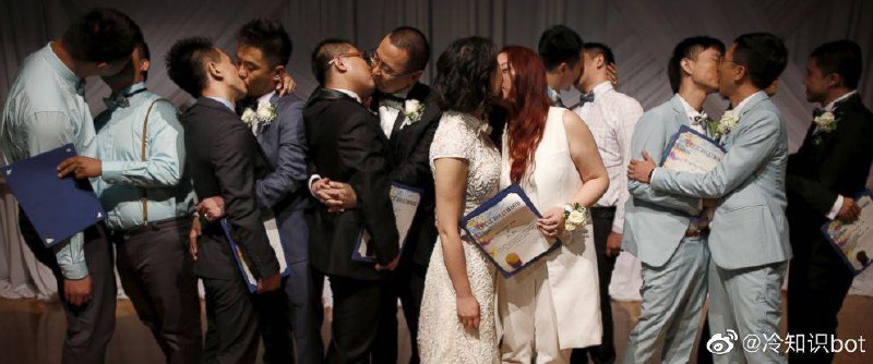 出柜的由来Come out of the closet可以直译为“走出衣柜”，也可以意译为“公开性倾向”