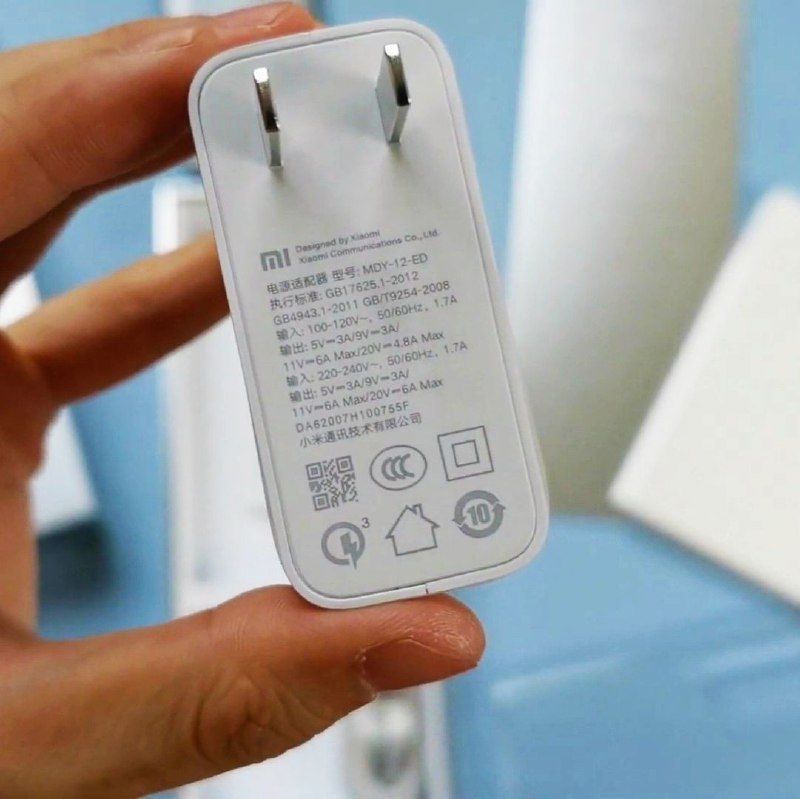 #雷军十周年演讲 疑似有网友曝光了小米10 至尊版开箱视频…正面和小米10系列几乎一样，搭载左上角挖孔双曲面屏幕，骁龙865 SOC，支持120W快充、120Hz刷新和120X变焦，后置四摄镜头，应该是采用陶瓷机身设计，你们觉得怎么样？😂 #科技圈大小事#雷军十周年演讲 疑似有网友曝光了小米10 至尊版开箱视频…正面和小米10系列几乎一样，搭载左上角挖孔双曲面屏幕，骁龙865 SOC，支持120W快充、120Hz刷新和120X变焦，后置四摄镜头，应该是采用陶瓷机身设计，你们觉得怎么样？😂 #科技圈大小事