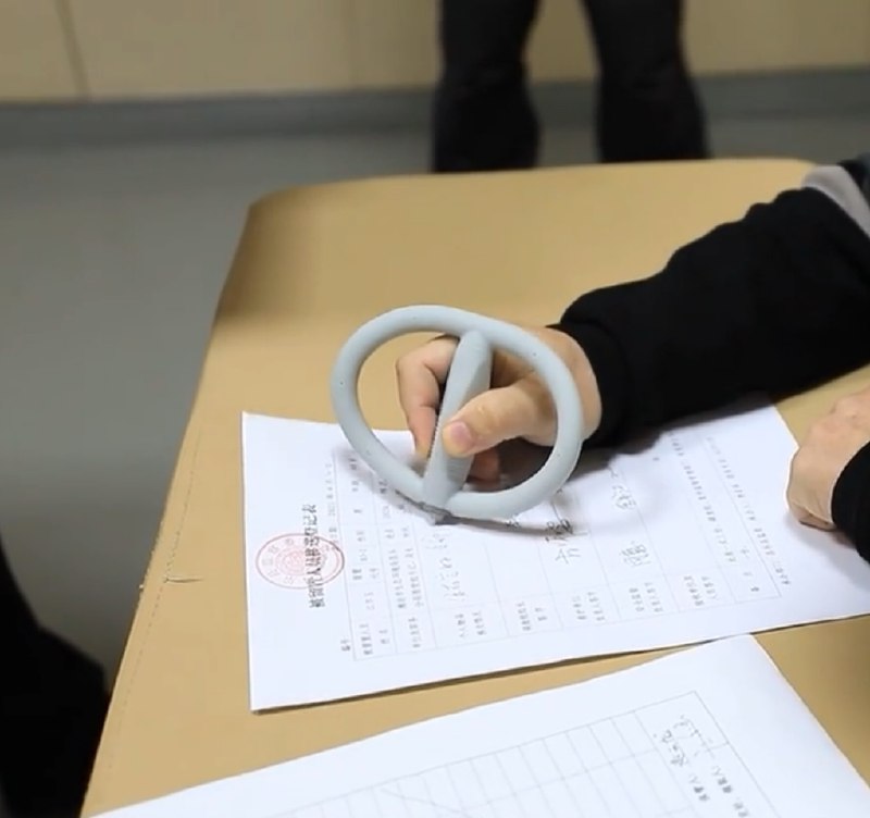 为了防止罪犯寻短见，监狱里的笔都是环状的