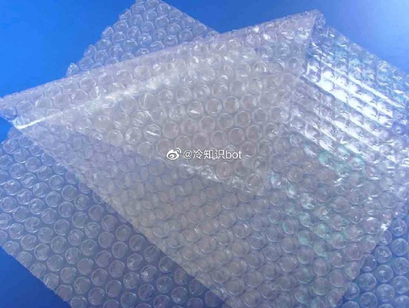 气泡膜最初并不是用来保护运输中的物品的气泡膜诞生于1957年，当时阿尔佛雷德·菲尔丁（Alfred Fielding）和马克·卡文尼尔（Marc Chavannes）将两个淋浴窗帘缝在一起