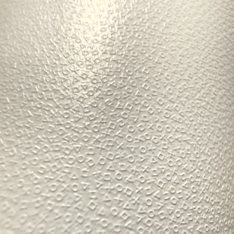 SONY还是细节啊，PS5手柄握把反面看上去就是普通的磨砂材质，用微距一看全是对应按键的□XΔO图形by @何何何  #大产品小细节SONY还是细节啊，PS5手柄握把反面看上去就是普通的磨砂材质，用微距一看全是对应按键的□XΔO图形by @何何何  #大产品小细节