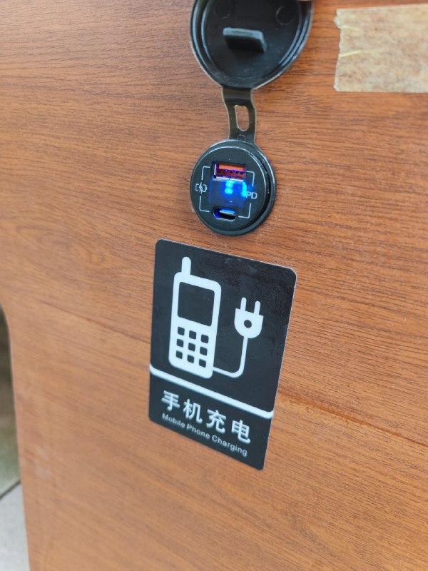 太卷了这里座椅用太阳能充电，支持手机无线充有线充居然还支持 PD 快充😯 #大产品小细节太卷了这里座椅用太阳能充电，支持手机无线充有线充居然还支持 PD 快充😯 #大产品小细节