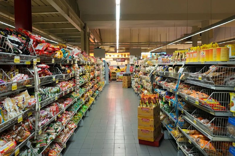 【超市环境越乱，你越忍不住乱买东西？】你有没有发现，超市的打折区的货架总是被翻得乱七八糟，一些淘宝店铺也故意将商品进行不规则陈列，开始追求一种「凌乱美学」？来自中国人民大学商学院的 Wang 和 Jiang 发现，环境无序性与我们购物时的多样性寻求行为有着密切关系