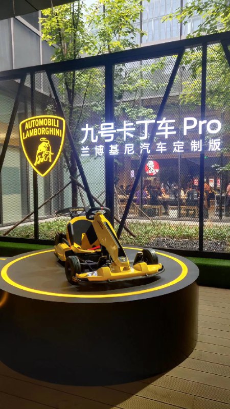 前方送来的透明电视实物图和年轻人的第一台兰博基尼 #科技圈大小事前方送来的透明电视实物图和年轻人的第一台兰博基尼 #科技圈大小事