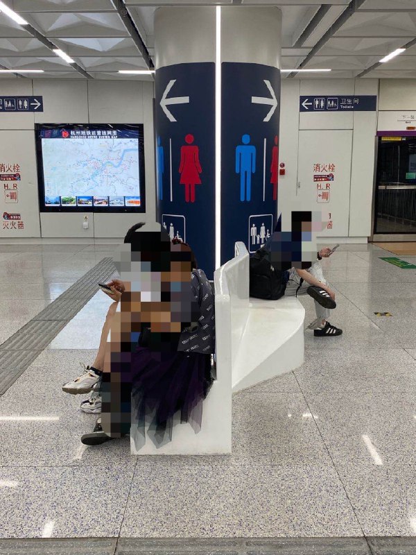 杭州地铁7号线萧山站的椅子，一侧只能勉强容纳两个人，说好的“形式服务于功能”呢？这花里胡哨的设计… #大产品小细节
