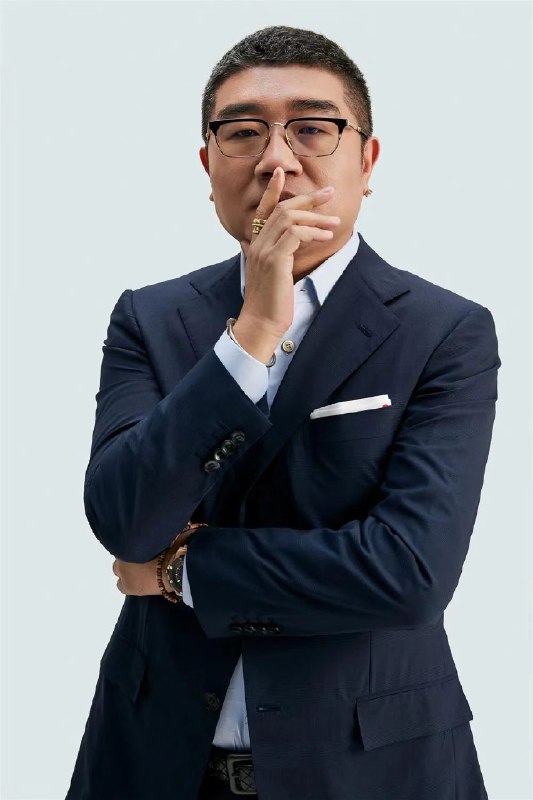 徐雷的确非常个性，即使在京东的官方账号上宣布他升职的文章里，配图也是一张他戴着耳钉、戒指、手串、手镯、名表的照片