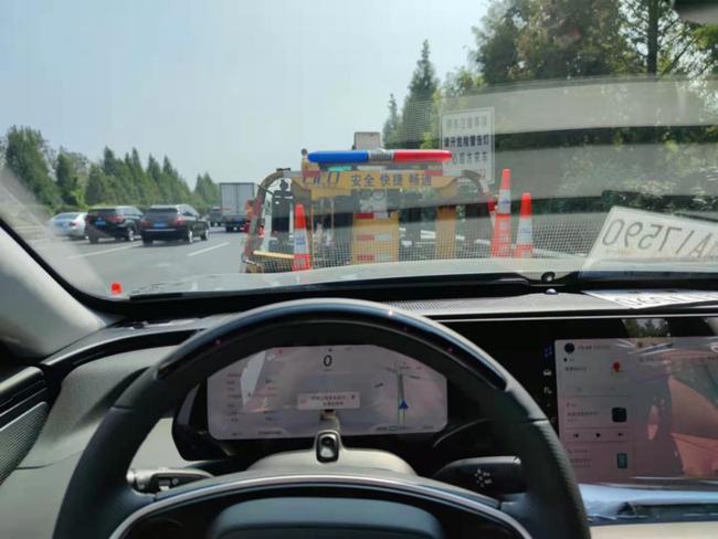 【小鹏P7被曝高速行驶时失速 差点被大货车追尾】2021年9月22日，中秋假期结束的第一天，浙江的鲁先生就向华车网反映称，本月9月20号在高速驾驶小鹏P7过程中车辆出现失去动力的故障问题