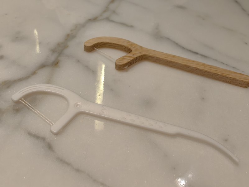 四季酒店这个木柄牙线，纯粹是为了“上档次”而设计，牙线太短不说，木柄太厚，用了两下，就换了我自己带的