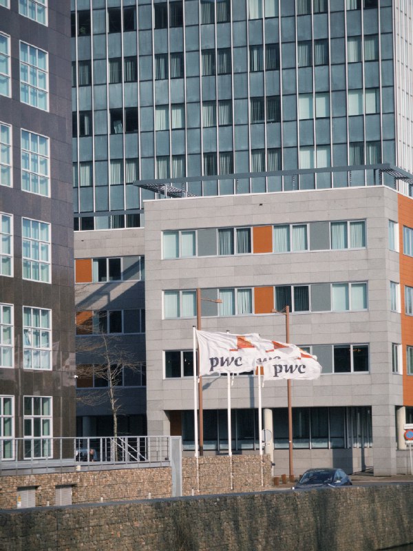 有意思的是Henk Sneevlietweg 这一站是用Henk Sneevliet本人的名字命名的