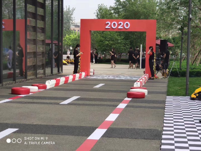 前方送来的透明电视实物图和年轻人的第一台兰博基尼 #科技圈大小事前方送来的透明电视实物图和年轻人的第一台兰博基尼 #科技圈大小事