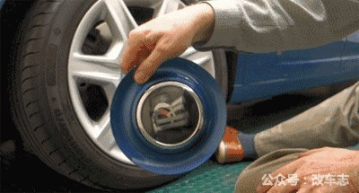 不知道你有没有注意到，街拍的劳斯莱斯照片，轮毂上的logo都是正立的因为它确实永远都是正立的劳斯莱斯在logo中加入了轴承，让其重心朝下，这样车轮在转动过程中logo会始终保持直立   #无用但有趣的冷知识不知道你有没有注意到，街拍的劳斯莱斯照片，轮毂上的logo都是正立的因为它确实永远都是正立的劳斯莱斯在logo中加入了轴承，让其重心朝下，这样车轮在转动过程中logo会始终保持直立   #无用但有趣的冷知识