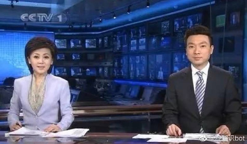 央视《新闻联播》自开播以来，基本一直保持着“男右女左”的搭配状态